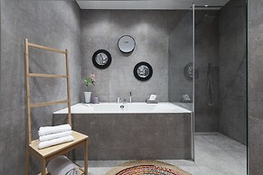 Unit 5 - Trendy Smart Home Triplex Private Garden & Parking