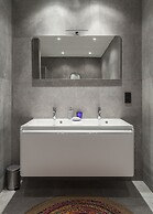 Unit 5 - Trendy Smart Home Triplex Private Garden & Parking