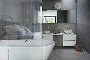 Unit 5 - Trendy Smart Home Triplex Private Garden & Parking