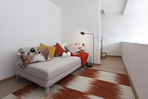 Unit 5 - Trendy Smart Home Triplex Private Garden & Parking