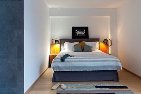 Unit 6 - Colorful Smart Home Triplex Private Garden & Parking