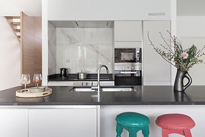 Unit 6 - Colorful Smart Home Triplex Private Garden & Parking