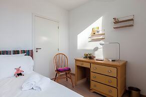 Unit 6 - Colorful Smart Home Triplex Private Garden & Parking