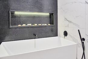 Luxe In The City w Two Car Parks