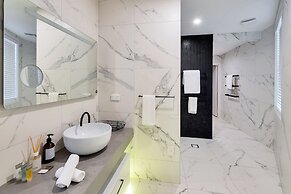 Luxe In The City w Two Car Parks