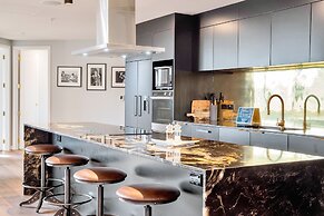 Luxe In The City w Two Car Parks