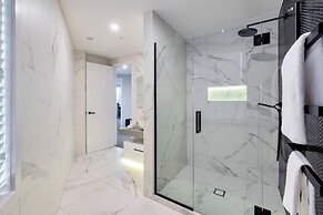 Luxe In The City w Two Car Parks