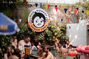 Mad Monkey Phnom Penh - Hostel