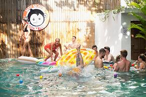 Mad Monkey Phnom Penh - Hostel