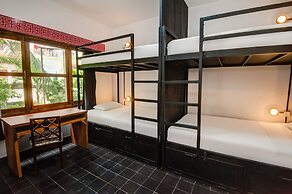 Mad Monkey Phnom Penh - Hostel