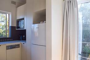 Sun-drenched 1 Bed Studio Apartment In Newtown