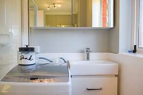 Sun-drenched 1 Bed Studio Apartment In Newtown