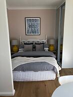 Sun-drenched 1 Bed Studio Apartment In Newtown