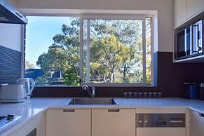 Sun-drenched 1 Bed Studio Apartment In Newtown