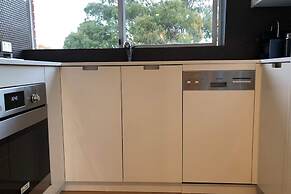 Sun-drenched 1 Bed Studio Apartment In Newtown