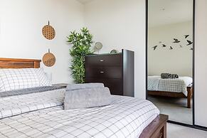 Modern 1 Bedroom in Tranquil Parklands