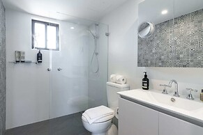 Modern 1 Bedroom Apartment In The Italian Forum
