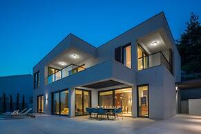 Ultraluxury Villa Elyzeum