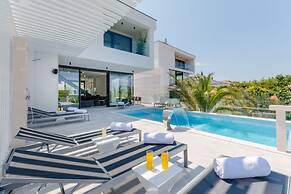 Luxury Villa Luna with Swimming Pool