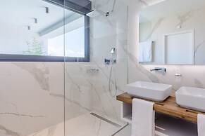 Luxury Villa Luna with Swimming Pool