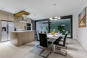 Luxury Villa Luna with Swimming Pool