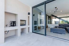 Luxury Villa Luna with Swimming Pool