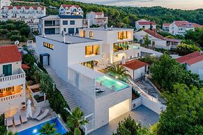 Luxury Villa Luna with Swimming Pool