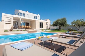 Luxury Villa Cinderella with Swimming Pool