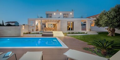 Luxury Villa Cinderella with Swimming Pool
