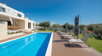 Luxury Villa Cinderella with Swimming Pool