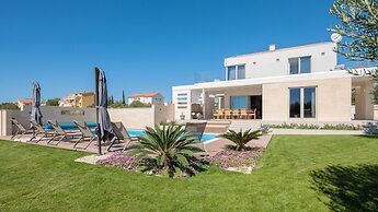 Luxury Villa Cinderella with Swimming Pool