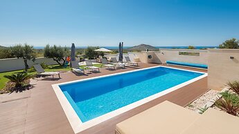 Luxury Villa Cinderella with Swimming Pool