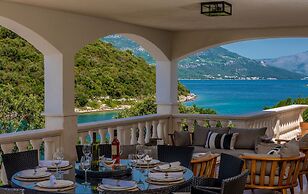 Beachfront Villa Feodora Grande