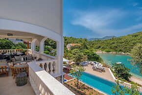 Beachfront Villa Feodora Grande