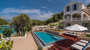 Beachfront Villa Feodora Grande