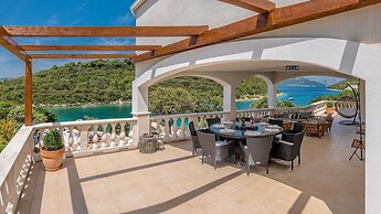 Beachfront Villa Feodora Grande