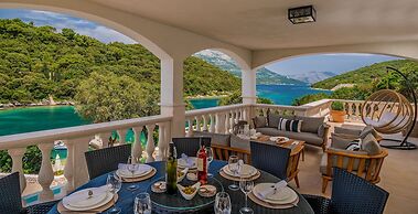 Beachfront Villa Feodora Grande