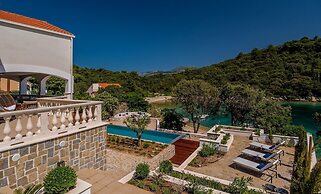 Beachfront Villa Feodora Grande