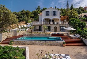 Beachfront Villa Feodora Grande