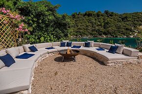 Beachfront Villa Feodora Grande