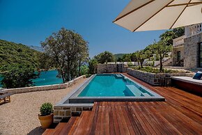 Beachfront Villa Feodora Grande