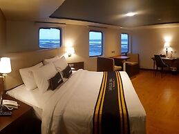 Doulos Phos The Ship Hotel