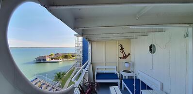 Doulos Phos The Ship Hotel