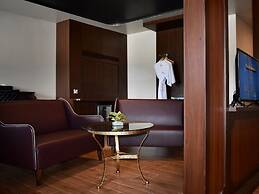 Doulos Phos The Ship Hotel