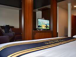 Doulos Phos The Ship Hotel