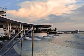 Doulos Phos The Ship Hotel