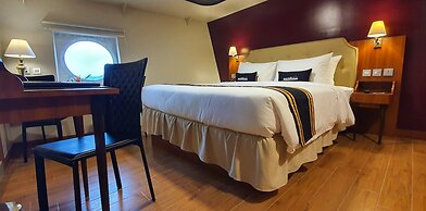 Doulos Phos The Ship Hotel