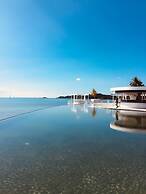 Doulos Phos The Ship Hotel