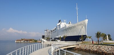 Doulos Phos The Ship Hotel