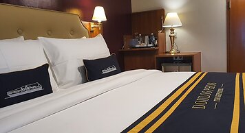 Doulos Phos The Ship Hotel